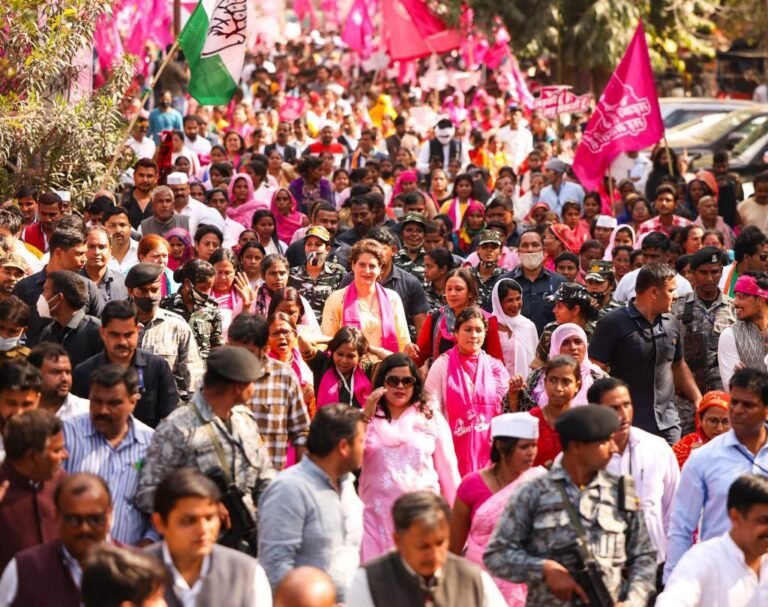 World Women Day: लड़की हूं, लड़ सकती हूं के नारे के साथ प्रियंका गांधी ने लखनऊ में पैदल निकाला जुलूस