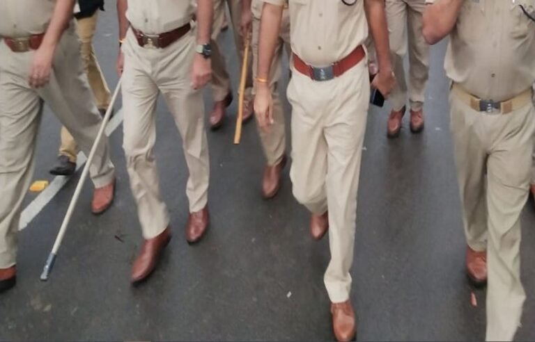 कर्तव्यों के प्रति लापरवाही के आरोप में दो पुलिसकर्मी निलंबित