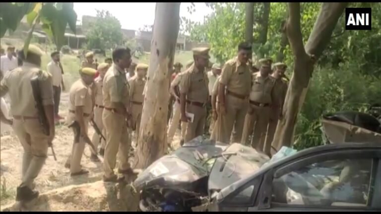 रामपुर में बड़ा हादसा: बिजली के खंभे से टकराई इनोवा कार, छह लोगों की मौत पर मौत