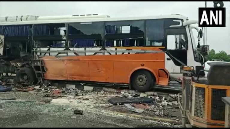 यूपी में बड़ा हादसा: बाराबंकी में दो बसों की टक्कर में आठ यात्रियों की मौत, 16 अन्य घायल