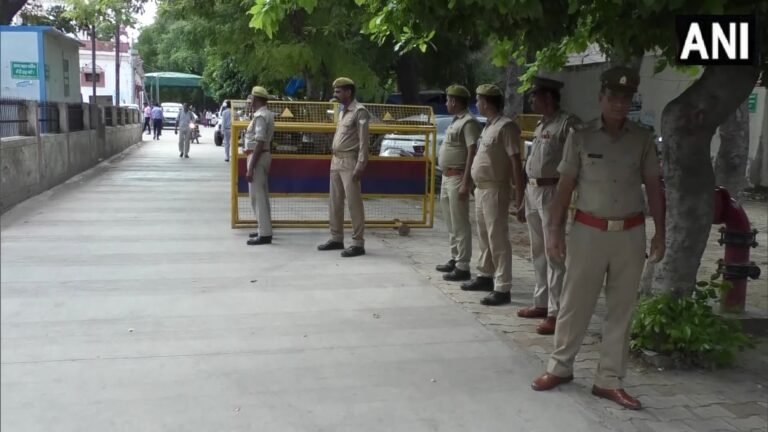 पीलीभीत में ताजिया निकालने को लेकर बवाल, दो थाना क्षेत्रों में तनाव, पुलिस फोर्सतैनात