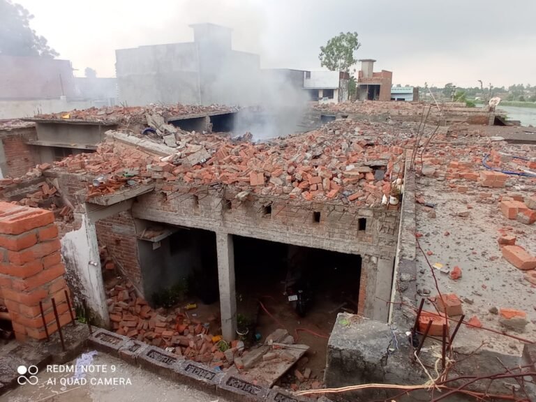 पीलीभीत में हादसा: पटाखे और बारूद में लगी आग के बाद विस्फोट, दो मंजिला मकान ढहा