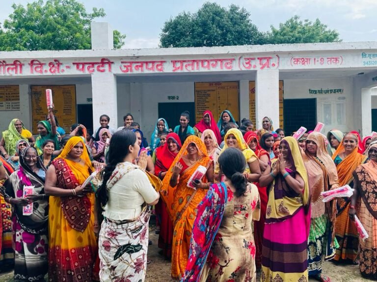 प्रतापगढ़ पहुंची संगिनी सहेली की टीम, महिलाओं को बांटे सेटनरी पैड