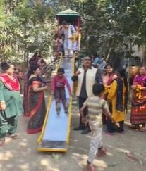 गाजियाबाद में वैशाली के राधाकृष्ण पार्क में पार्षद मनोज गोयल ने लगवाए झूले, लोगों ने की प्रशंसा