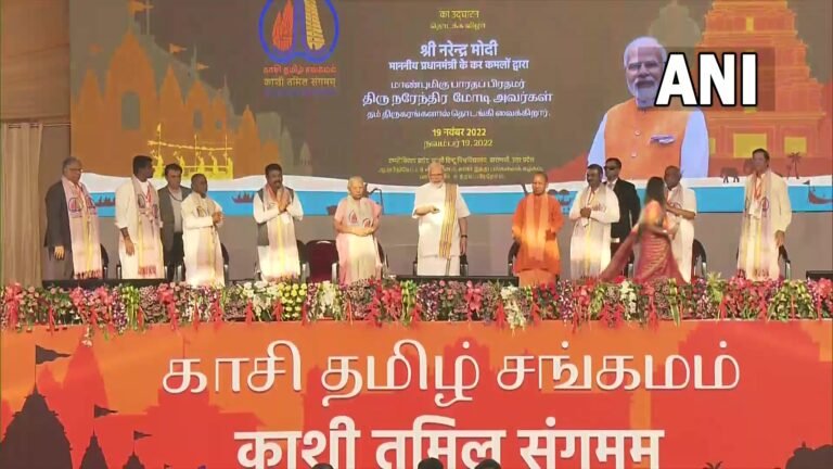 वाराणसी पहुंचे पीएम मोदी, काशी तमिल संगमम का किया उद्घाटन