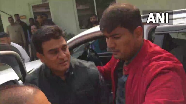 भाई संग सपा विधायक इरफान सोलंकी ने कानपुर कमिश्नर के सामने किया सरेंडर