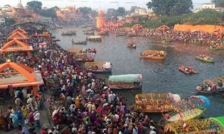 चित्रकूट के घाट पर पहुंचे लाखों श्रद्धालु, मंदाकिनी नदी में लगाई डुबकी
