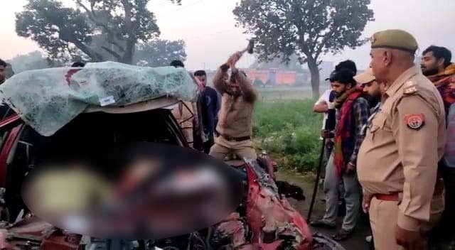 बदायूं में हादसा: गन्ने के ट्राला से टकराई अनियंत्रित कार, तीन लोगों की मौत