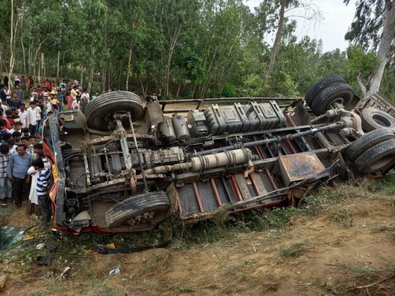 मुरादाबाद में भीषण हादसा: ट्रक ने पिकअप में मारी टक्कर, तीन महिलाओं समेत आठ लोगों की मौत