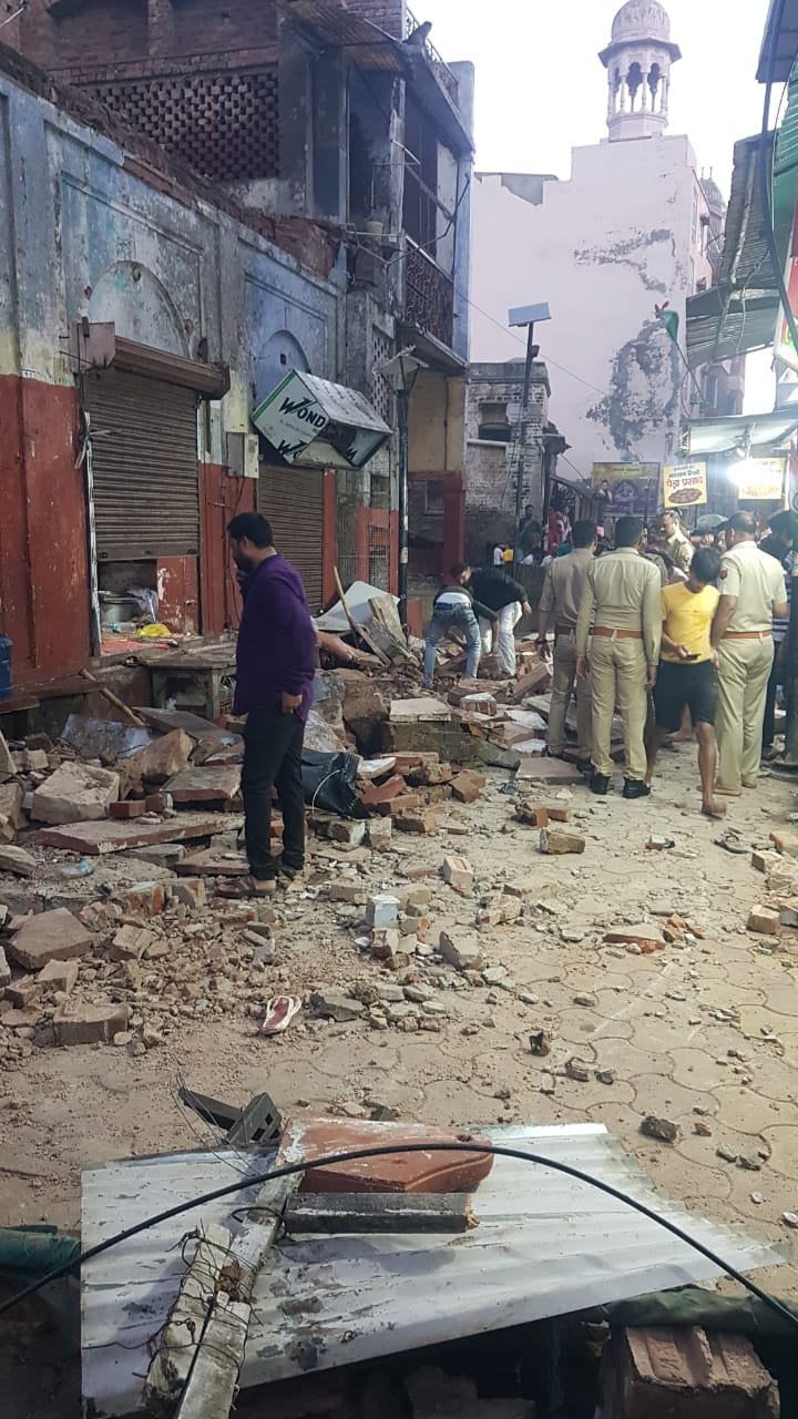 बांके बिहारी मंदिर के पास पुरानी इमारत गिरी, पांच श्रद्धालुओं की मौत