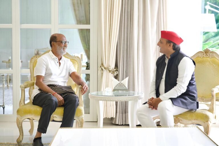 लखनऊ पहुंचे साउथ के सुपर स्टार रजनीकांत, सपा प्रमुख अखिलेश यादव से की मुलाकात