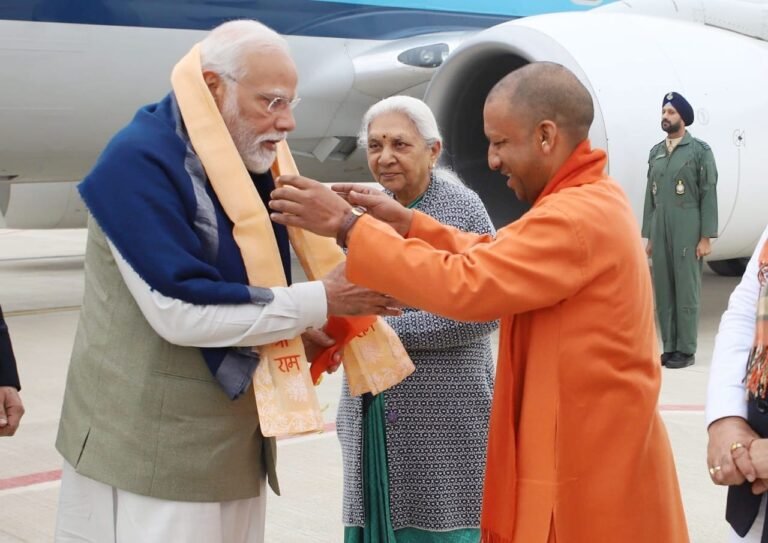 प्रधानमंत्री मोदी अयोध्या पहुंचे, आनंदीबेन पटेल व योगी ने किया स्वागत