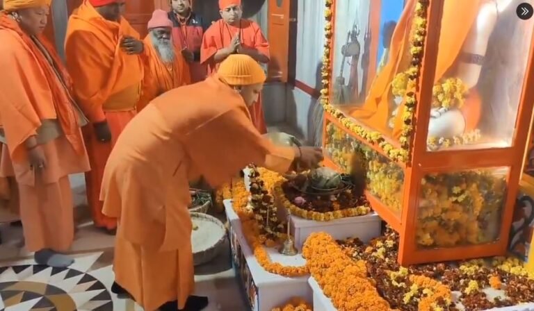 मुख्यमंत्री आदित्यनाथ ने गुरू गोरखनाथ को चढ़ाई आस्था की पवित्र खिचड़ी