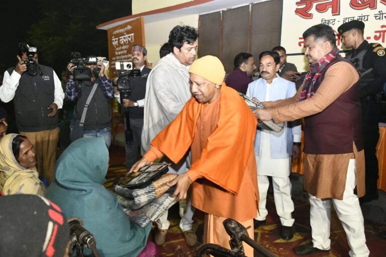 सीएम योगी ने रैन बसेरों में जरूरतमंदों को कंबल व भोजन बांटा