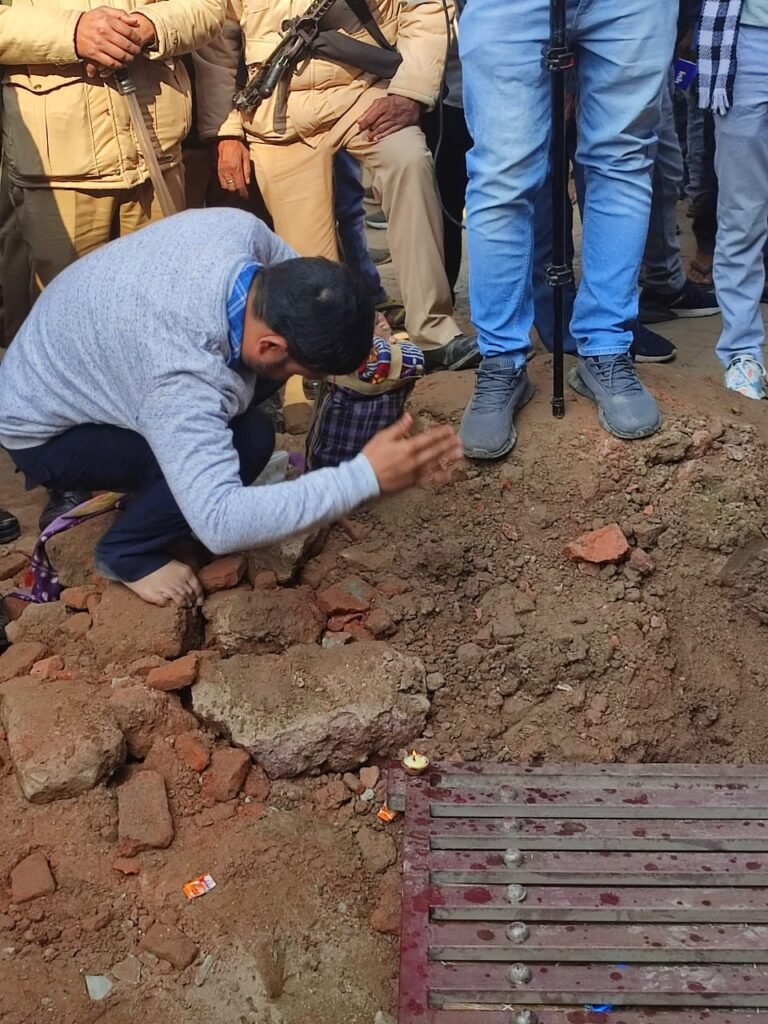 संभल के मंदिर को खोले जाने के बाद उसके कुंए से मिली दो क्षतिग्रस्त मूर्तियां