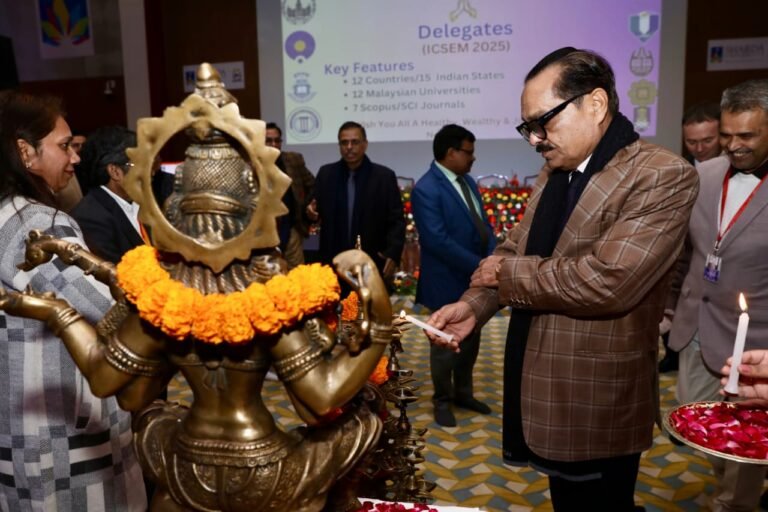 शारदा यूनिवर्सिटी में 150 से ज्यादा विशेषज्ञों का लगा जमघट, इंजीनियरिंग विषयों की दी जानकारी