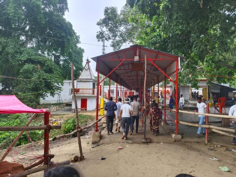 यूपी के बाराबंकी में अवसानेश्वर मंदिर में भगदड़ मचने से दो श्रद्धालुओं की मौत, 32 अन्य घायल