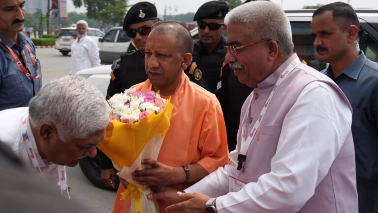 यूपी अंतरराष्ट्रीय व्यापार प्रदर्शनी की तैयारियों का जायजा लेने नोएडा पहुंचे सीएम