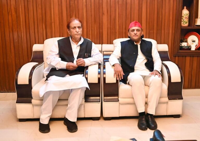 आजम से मिलने पहुंचे अखिलेश, बोले-उनका परिवार सबसे ज्यादा मुकदमे झेलने वाला राजनीतिक कुनबा