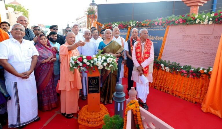 वित्त मंत्री निर्मला सीतारमण और योगी आदित्यनाथ ने किया अयोध्या में दक्षिण के तीन संतों की मूर्तियों का अनावरण