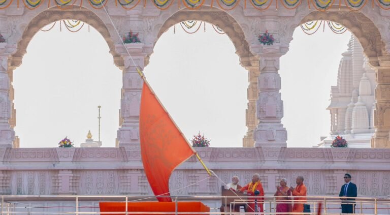 प्रधानमंत्री मोदी ने राम जन्मभूमि मंदिर के शिखर पर ध्‍वज फहराया, इसे युगांतकारी क्षण बताया