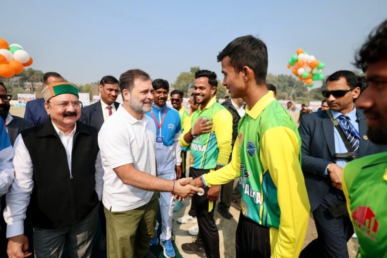 राहुल गांधी ने रायबरेली में क्रिकेट प्रतियोगिता का उदघाटन किया, कांग्रेस पदाधिकारियों से मुलाकात की
